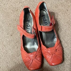 Fidgi Women's Orange/Salmon Leather Slouchy Size 8.5 Mary Jane Heels